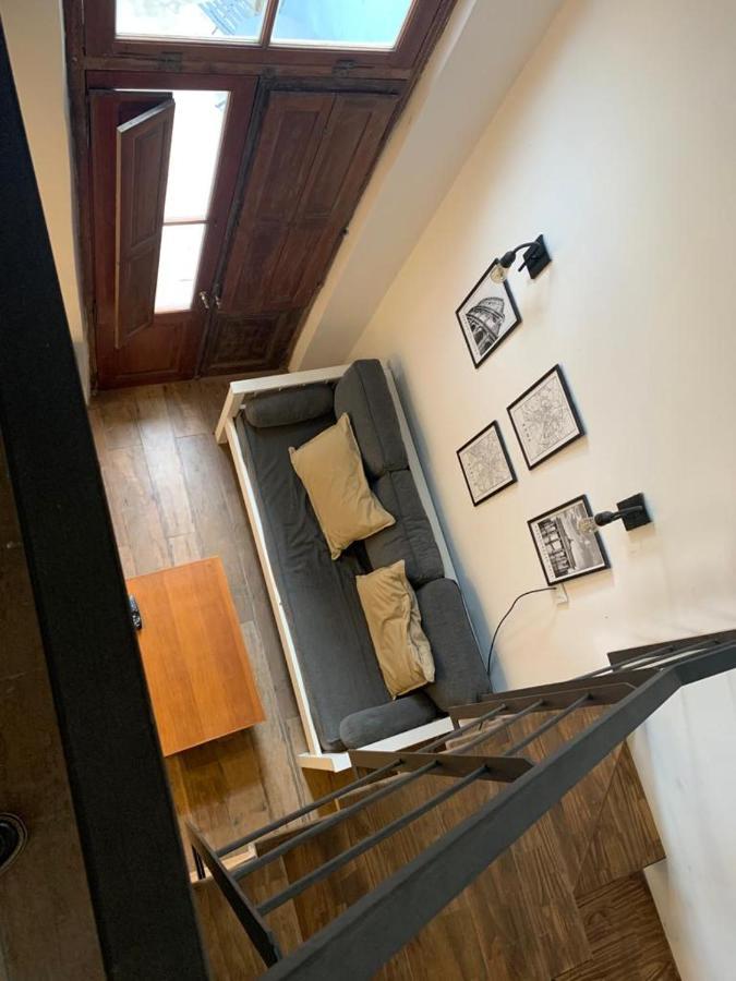 11 De Abril. Loft Apartment